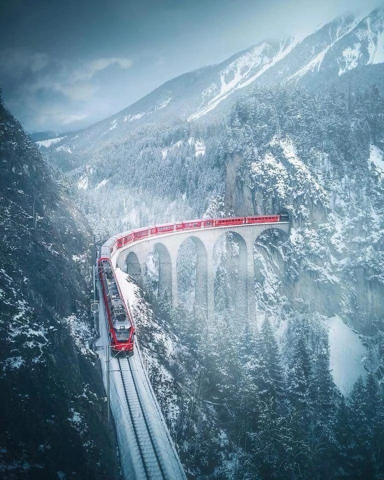 乘坐冰河列车🚉——吃奶酪火锅🍲  瑞士的冰河列车🚉 是为数不多的全景观列车 也是世界十大顶级豪华列车