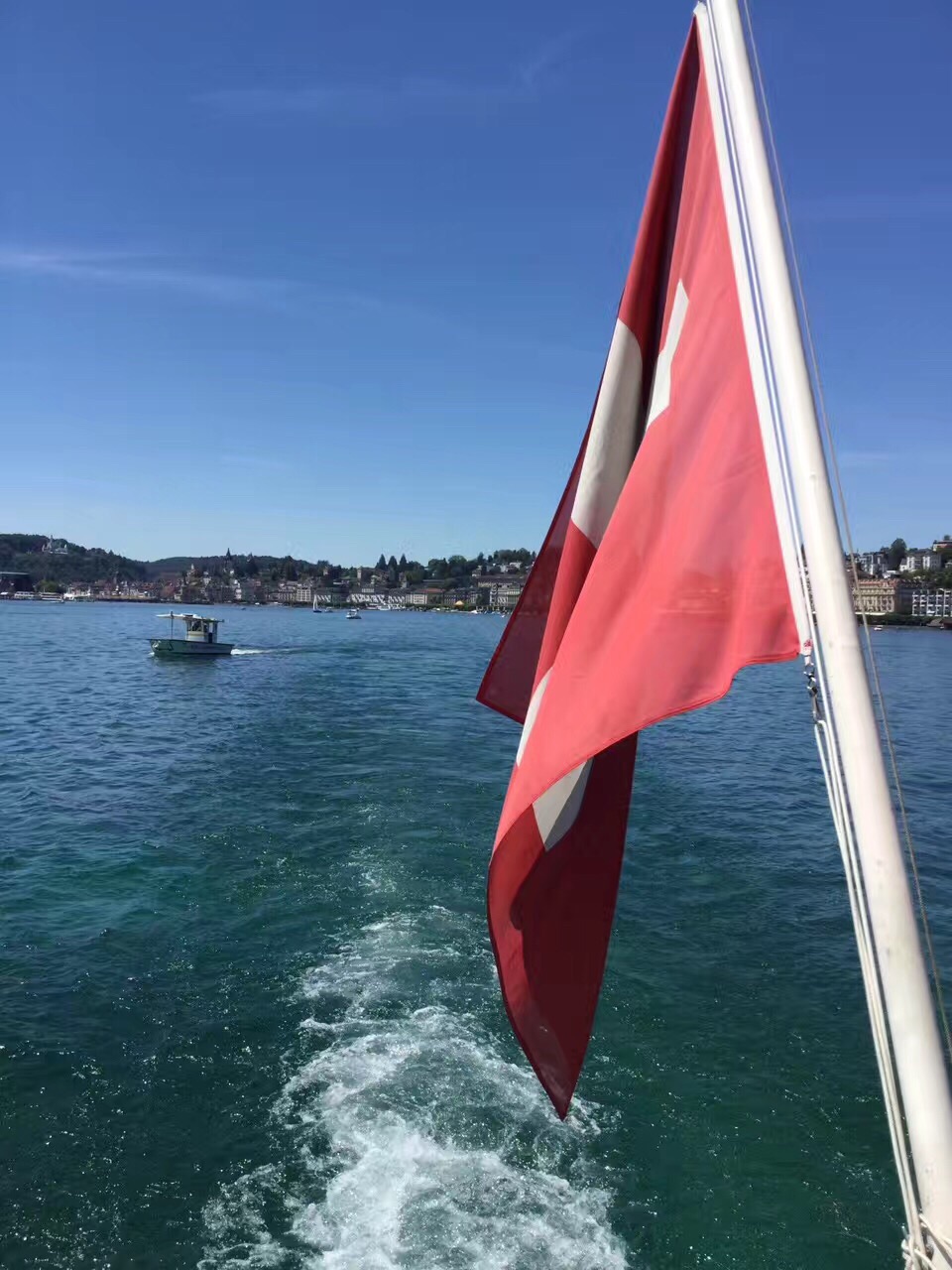 【韦吉斯小镇】 瑞士韦吉斯小镇位于琉森湖畔,安静舒适，是瑞士大城市富人们的度假休闲之处，在湖边筑一别