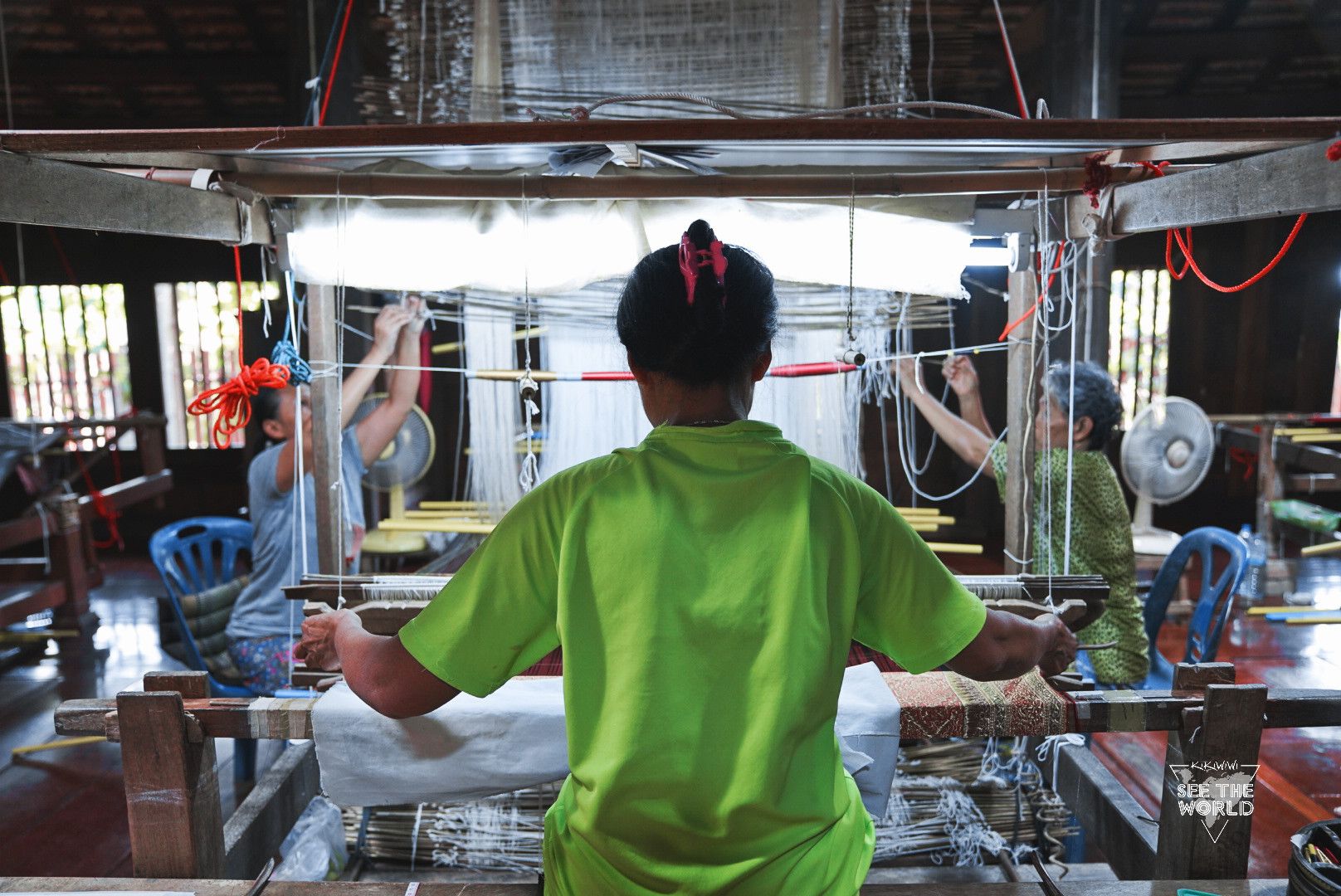 在泰国东北部的武里南有这么一个地方专供给泰国皇室，手工制作的泰丝礼服，四人同时制作，一天的产能只有两