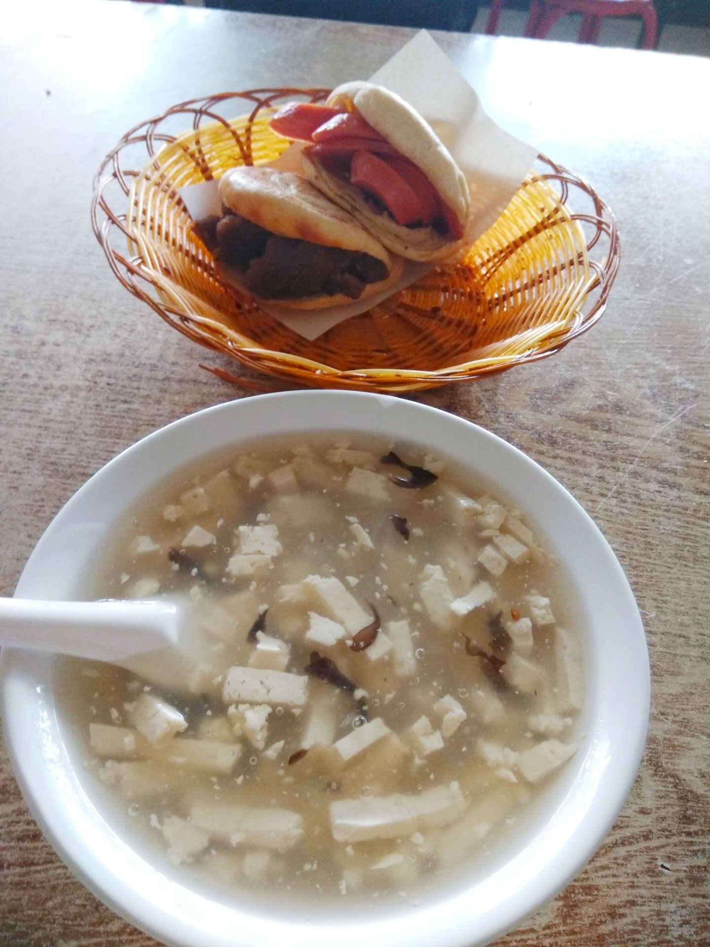 保定美食除了驴肉火烧之外，徐水闷子火烧也是别具特色。采用驴肉汤熬制的闷子含有驴肉特有的蛋白营养精华，