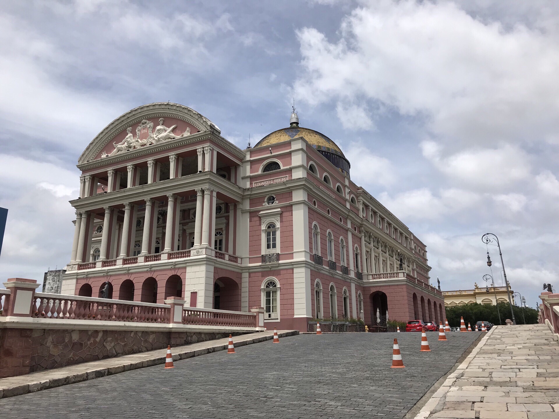 巴西亚马逊百年大剧院，建于1896年，这座高大宏伟的建筑，代表了这个城市曾经的辉煌，它是由一位种橡胶