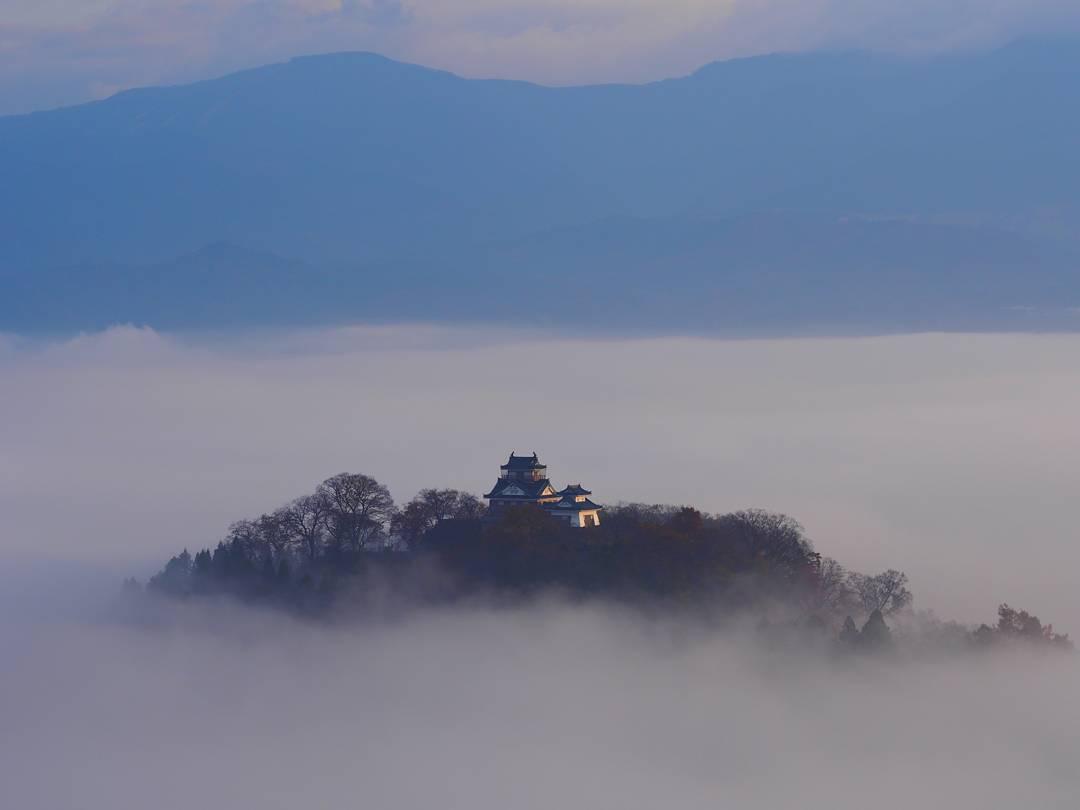 日本自由行之越前大野城，美丽的天空之城  被雾气缭绕的天空之城 越前大野城就坐落在福井县大野市的龟山