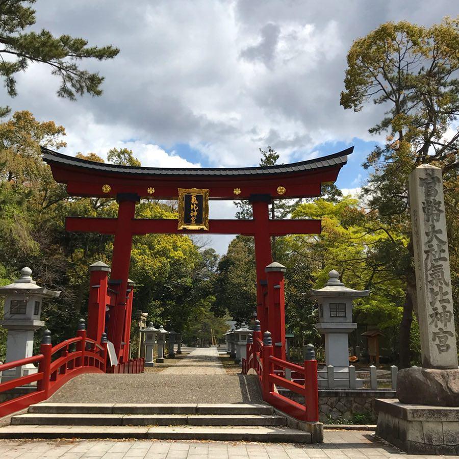 不一样的神社     氣比神宫是一座古老的神社，在北陆道算是最悠久的了。我和我的男朋友来到林打卡，想