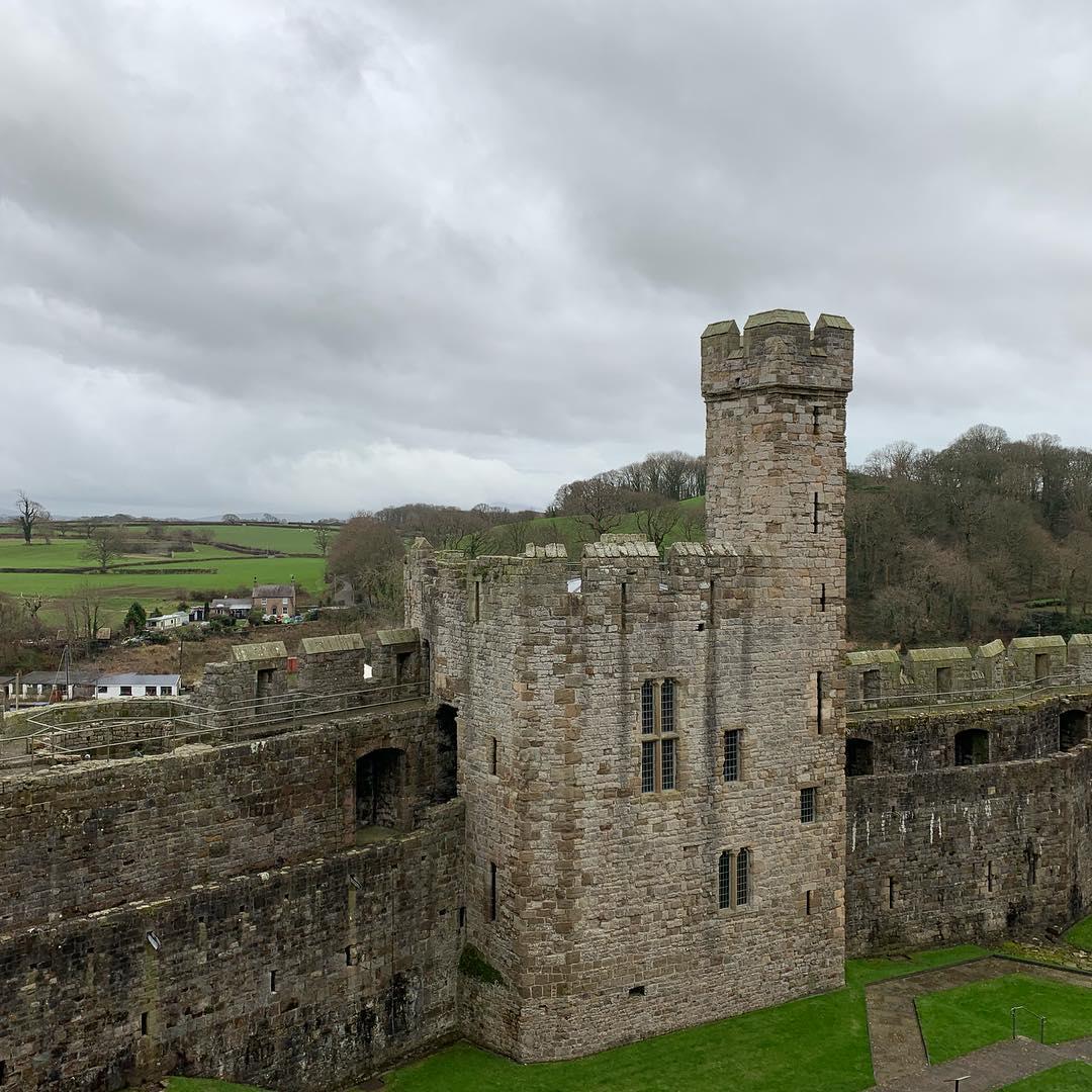 威尔士北部著名城堡——卡纳芬城堡  🏰卡纳芬城堡  ☑️地址：Caernarfon Castle, 