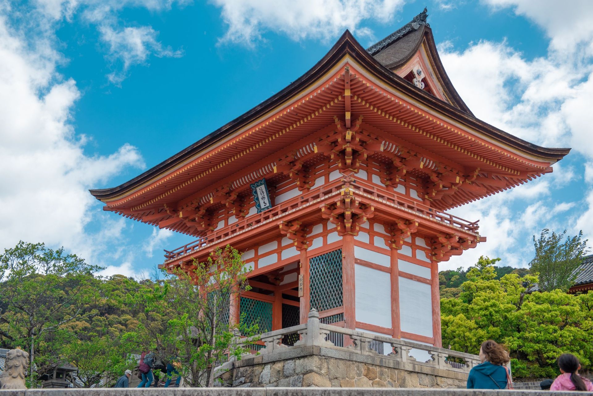清水寺 位于 京都 音羽山，是京都最古老的寺庙，早早被列入了文化遗产名录。 地主神社 位于清水寺庙内