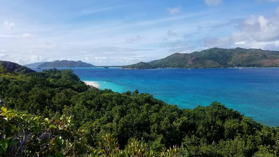 去了一次就不想离开的美丽岛屿  这次旅行我和我的闺蜜来到了特别著名的库瑞尔岛，听说这里景色优美，并且