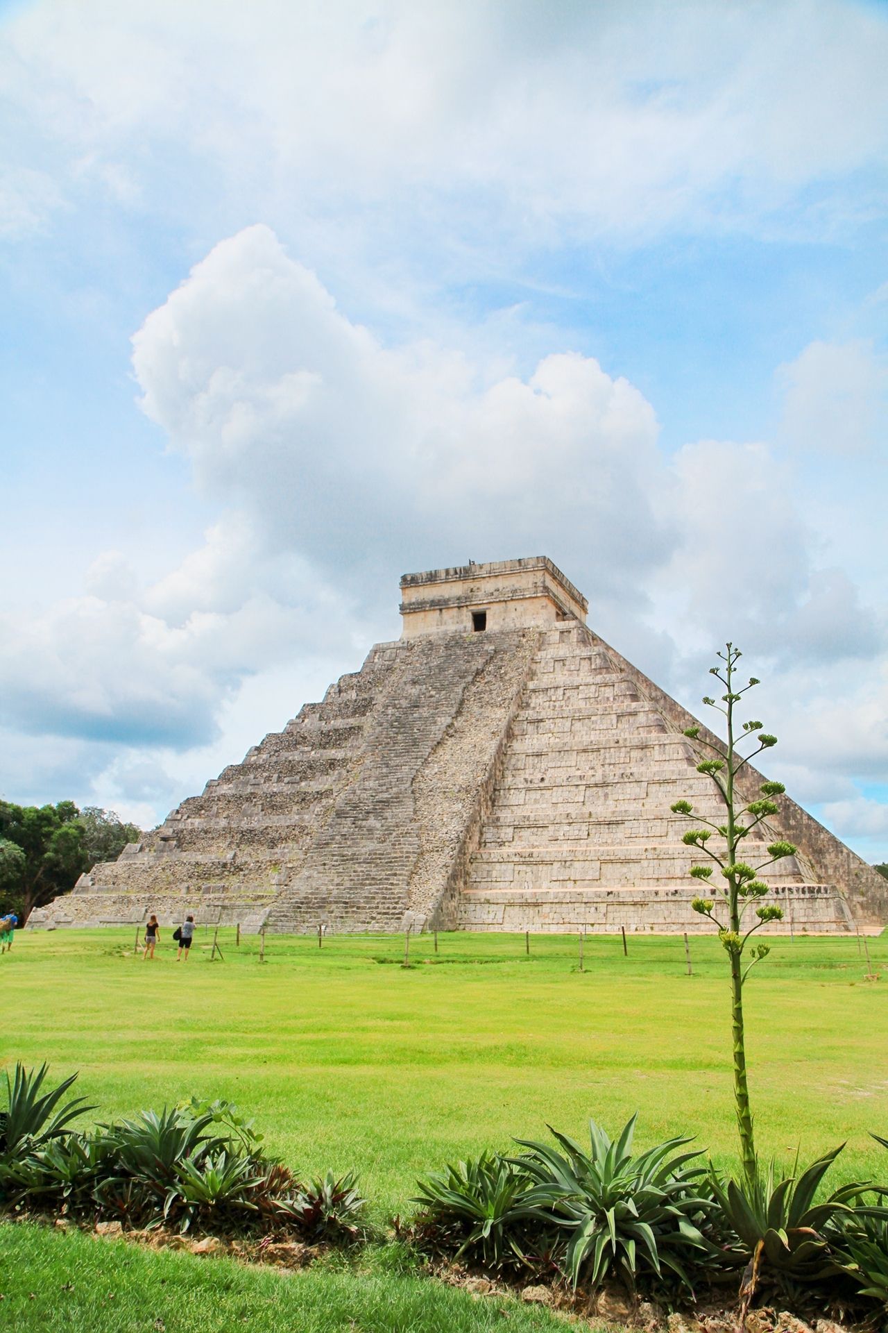 羽蛇神金字塔是玛雅遗址中最有名的一座金字塔，也是最高的一座，被称为世界第七大奇迹。金字塔上有十分神秘