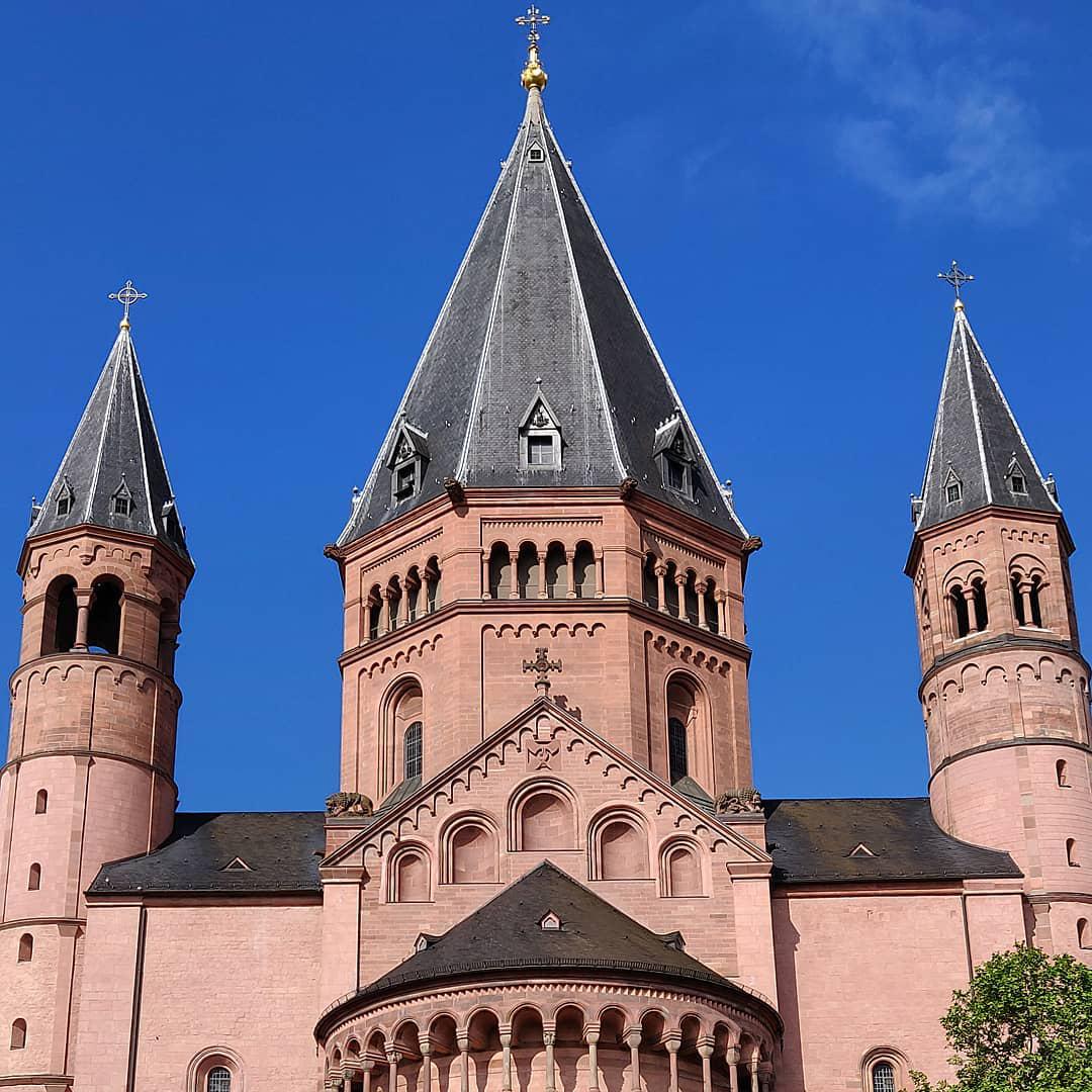 来到宛如童话的教堂感受艺术的熏陶    这是我见过最像城堡的教堂了，它有着尖尖的顶，而且顶的颜色是最
