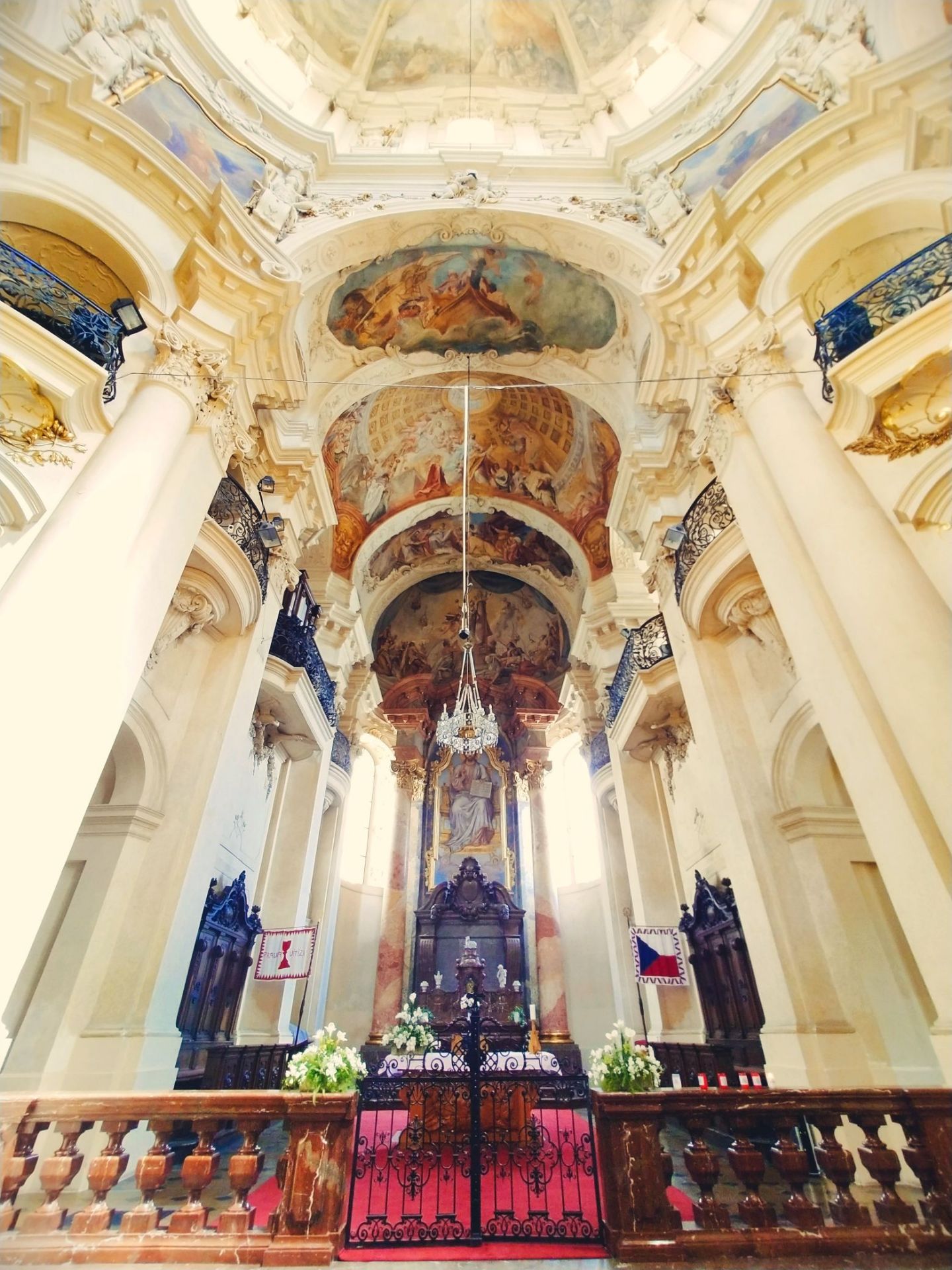 ⛪布拉格最美的巴洛克式教堂，是捷克首都布拉格城内巴洛克式建筑的代表，是仅次于圣维特主教座堂之后的第二