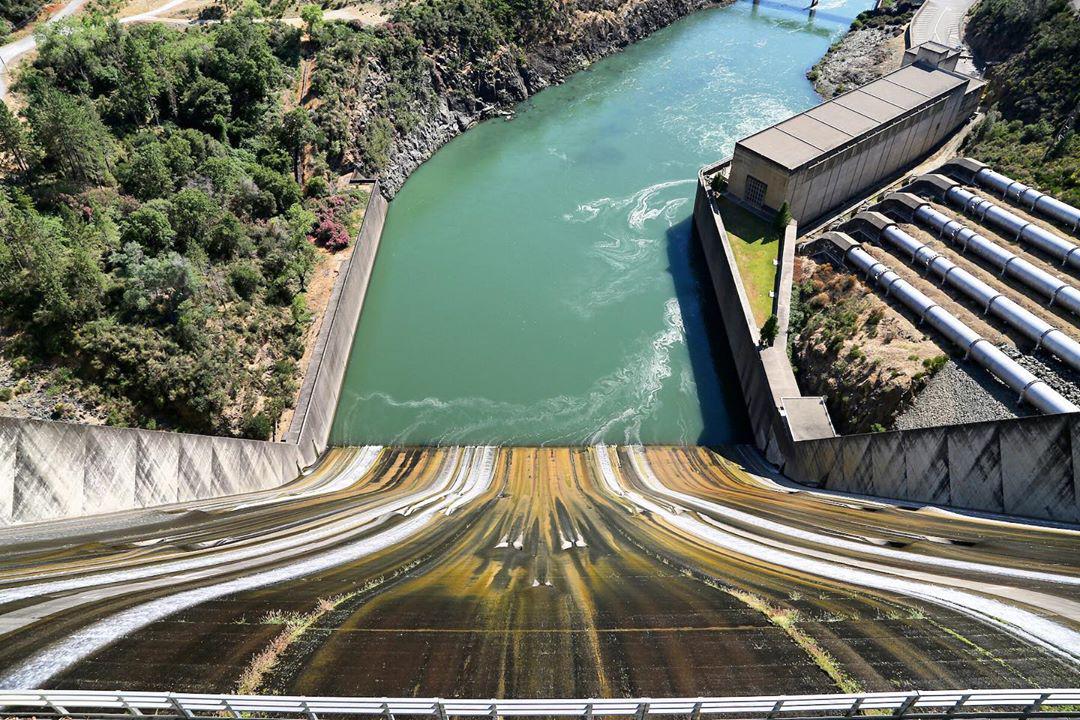 用相机看湖景——Shasta Dam  在美国提到水坝，本土的小伙伴肯定能说出排名前几的几处地方。作