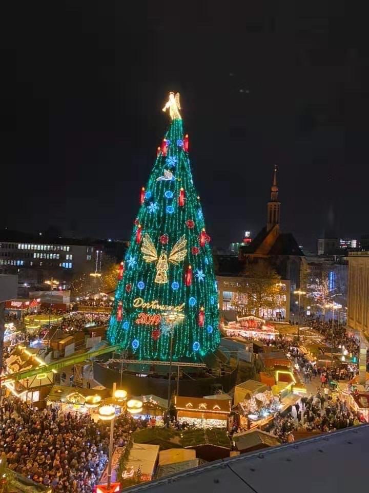 多特蒙德是个神奇的城市。10月底的去的时候圣诞树还在搭建，朋友说46米这个是全欧洲最高的圣诞树。第一