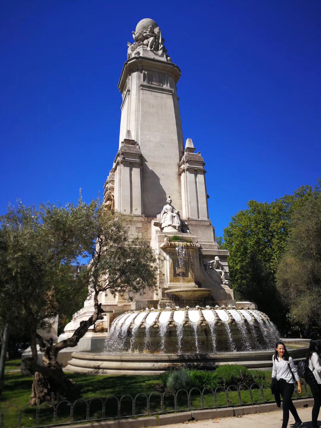 马德里西班牙广场也称“塞万提斯”广场，它是马德里的象征。1916年为了纪念西班牙历史上最伟大的作家塞