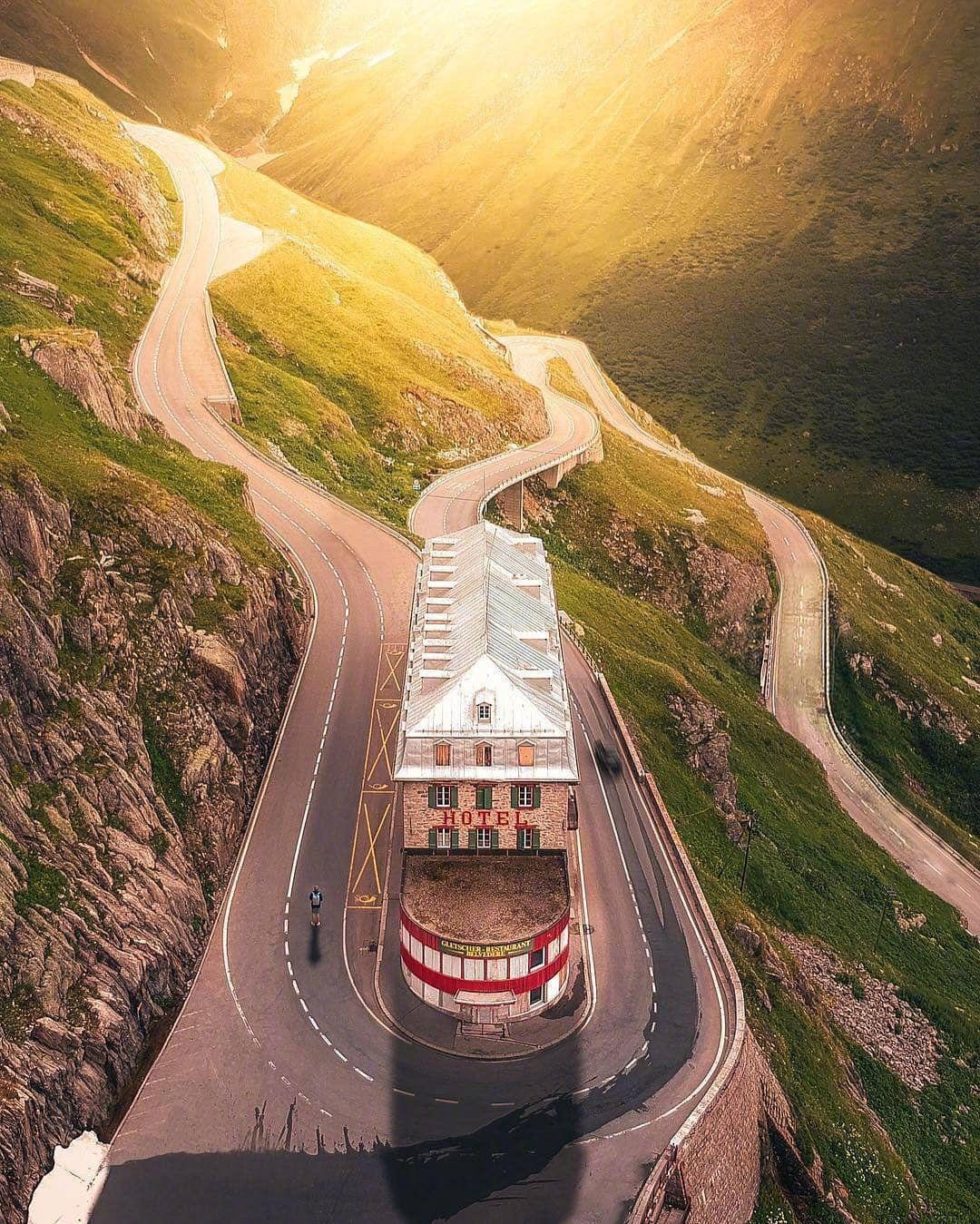 🌈开在U型公路中间的奇妙旅馆，沿途就将阿尔卑斯山的绝美景色收入眼底～  🇨🇭阿尔卑斯山孕育着美景之外
