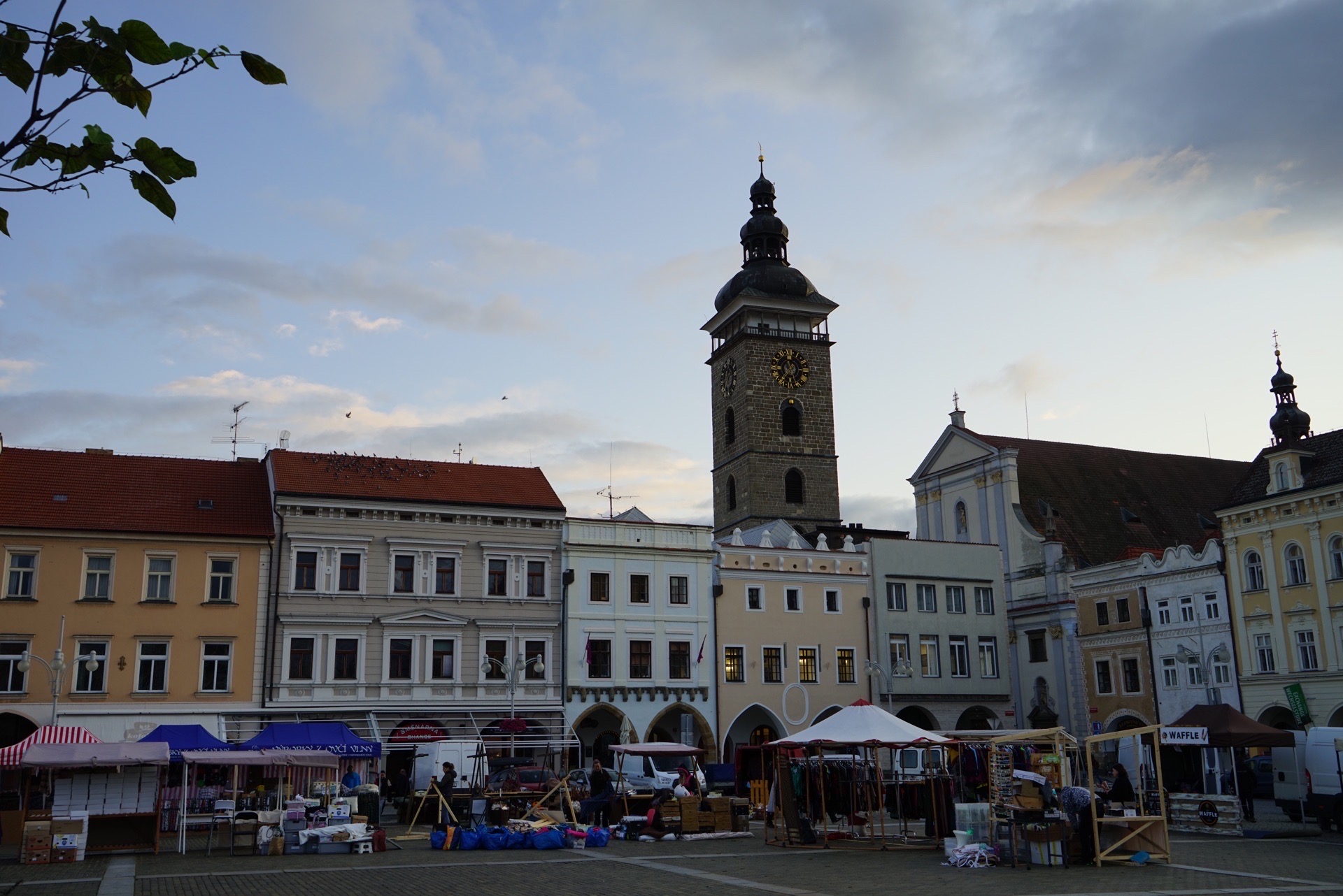 布杰约维采（ČESKÉ BUDĚJOVICE），位于南捷克盆地的中心、伏尔塔瓦河和马尔谢河汇流处，作