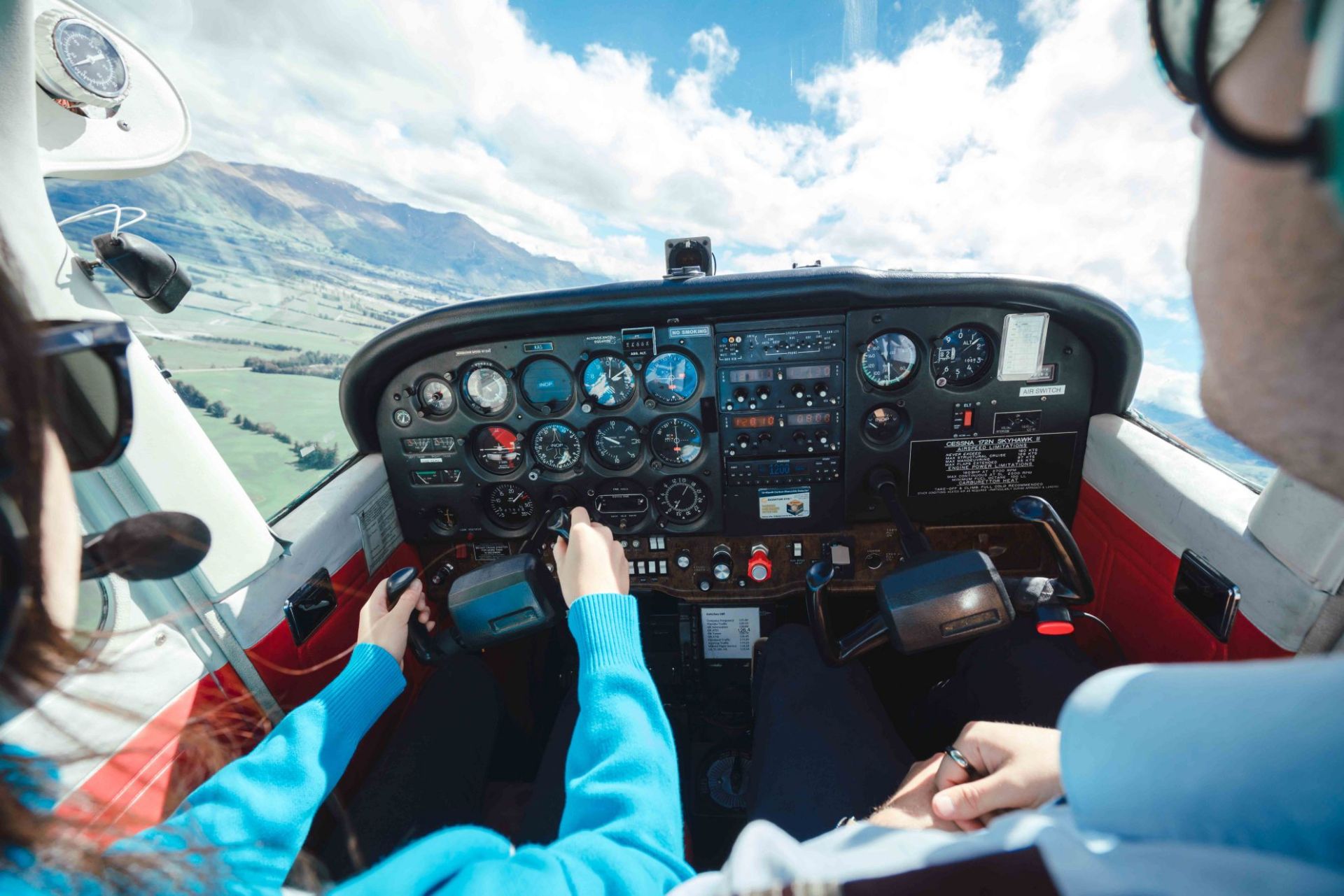 做一次飞行员在高空俯瞰新西兰瓦纳卡  瓦纳卡湖 可以通过各种不同方式来欣赏：从刺激的高空跳伞、有趣的