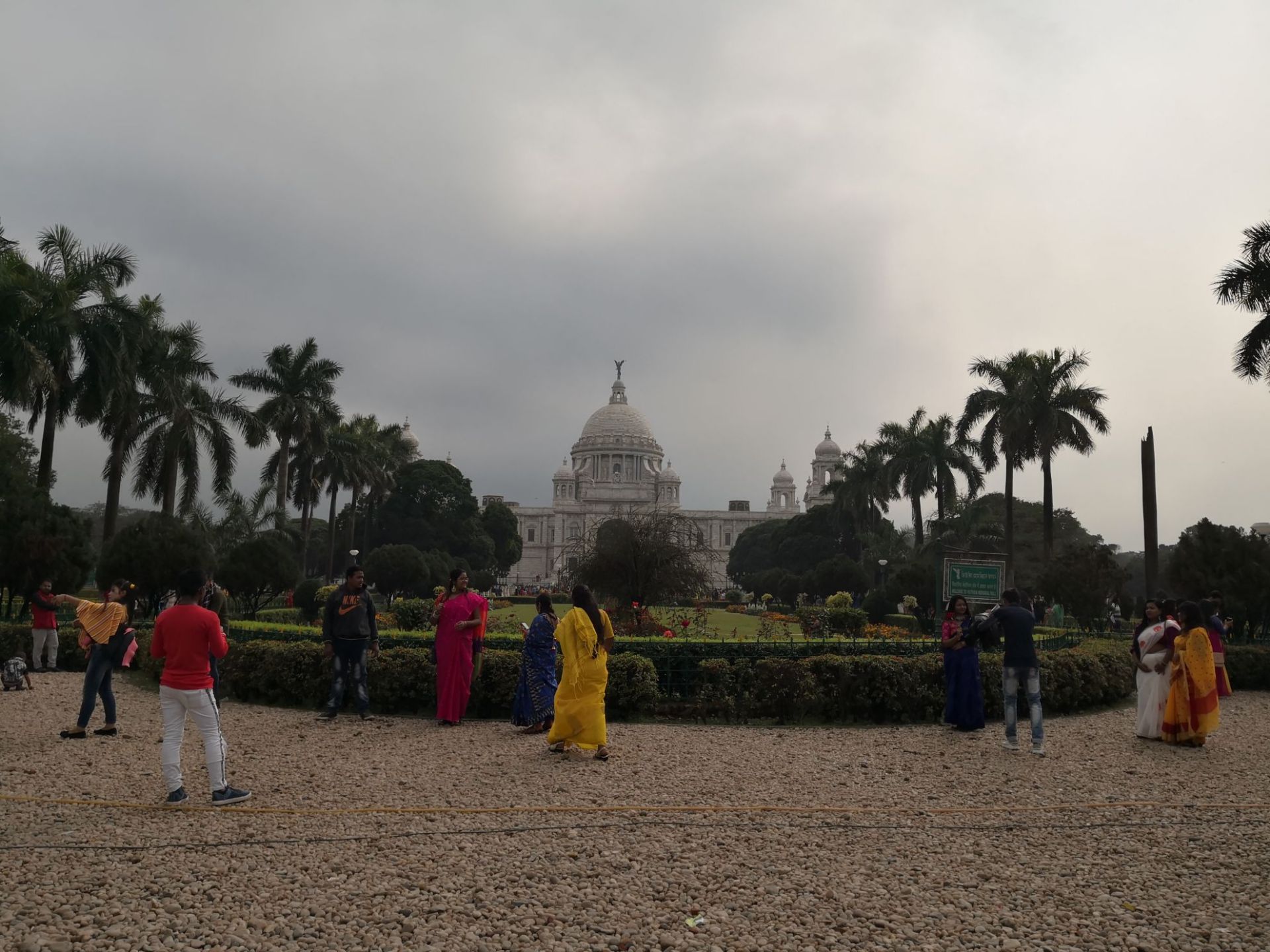 印度，加尔各答，维多利亚纪念馆，融合文艺复兴时期和回教风格建筑而成的白色宫殿，矗立住绿草地上，仿佛一