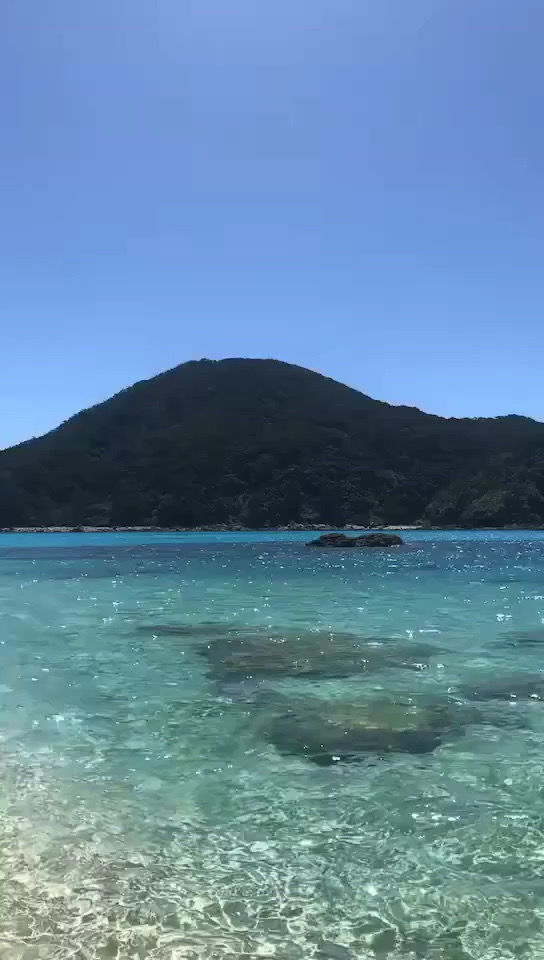 渡嘉敷岛有3个海滩，以阿波连海滩最为著名。从码头坐小巴约15分钟即可到达海滩。沿途风景非常漂亮。这里
