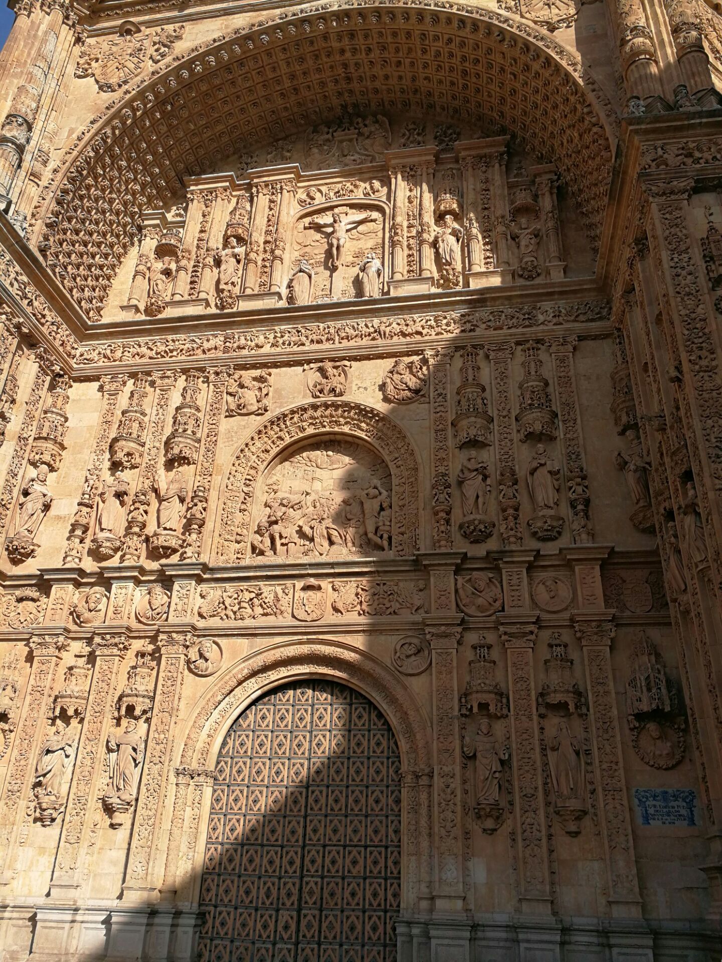 萨拉曼卡大教堂是西班牙最著名的一座教堂，出名是因为在这座教堂的浮雕上有许多神秘的雕像，譬如说宇航员等