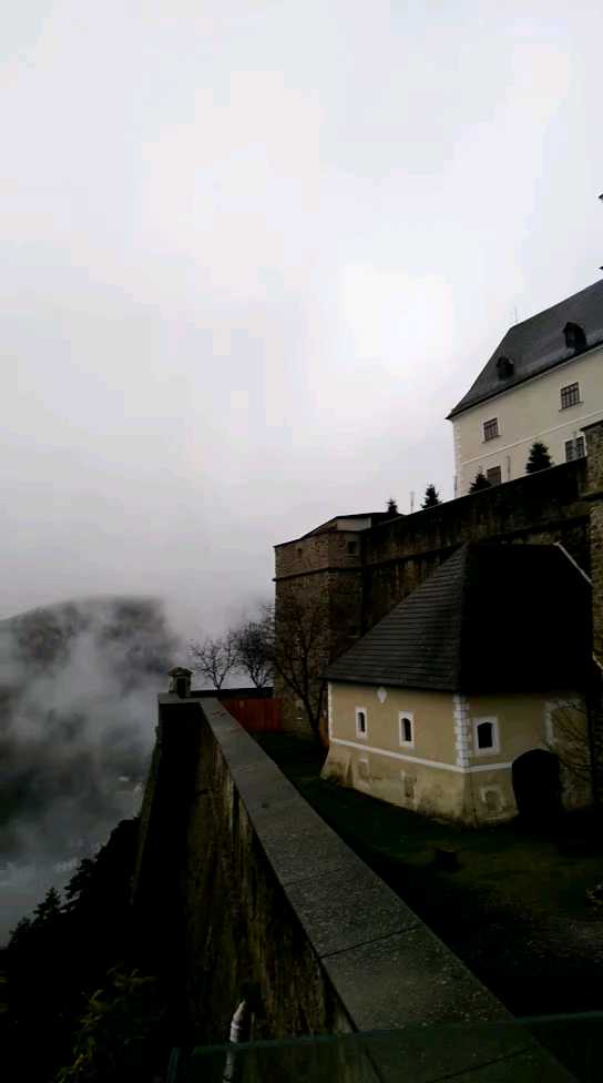 云雾缭绕的古堡