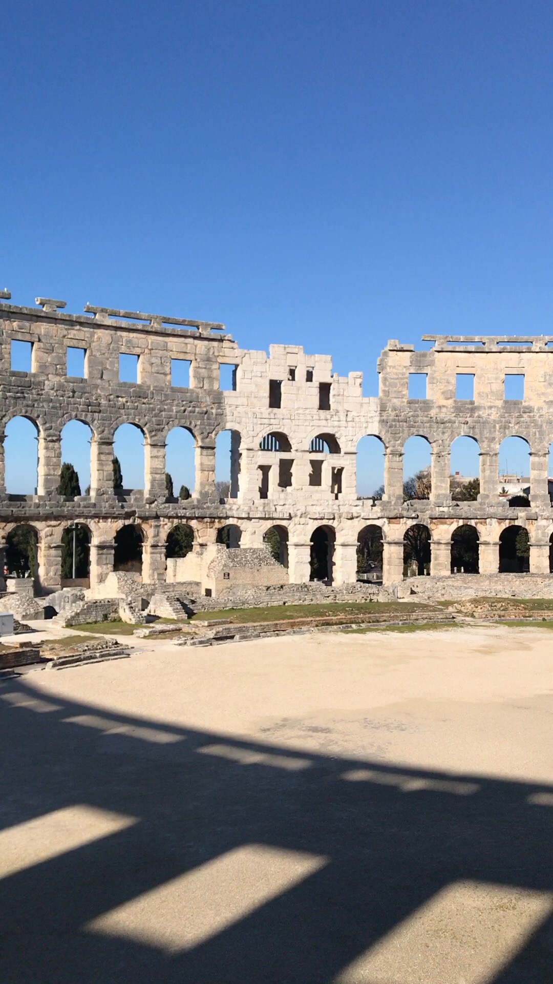 世界上有6个斗兽场，保持最完好的不是罗马斗兽场而是位于克罗地亚普拉的斗兽场，其建造时间比罗马早4年，