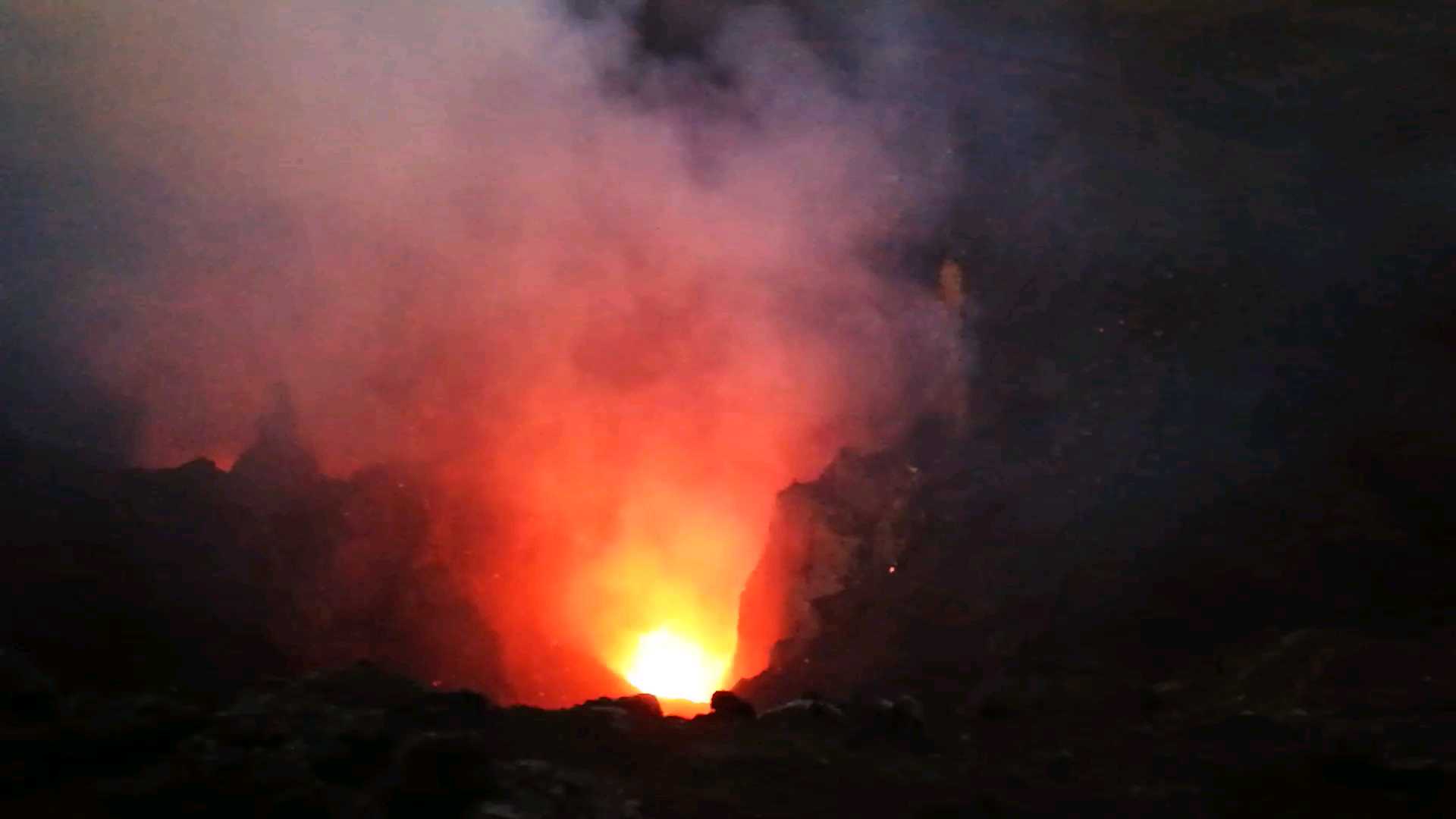 瓦努阿图塔纳岛的耶稣火山。你去过大洋，去过冰川，去过瀑布，去过雨林，那么你也应该去看看地理奇观活火山