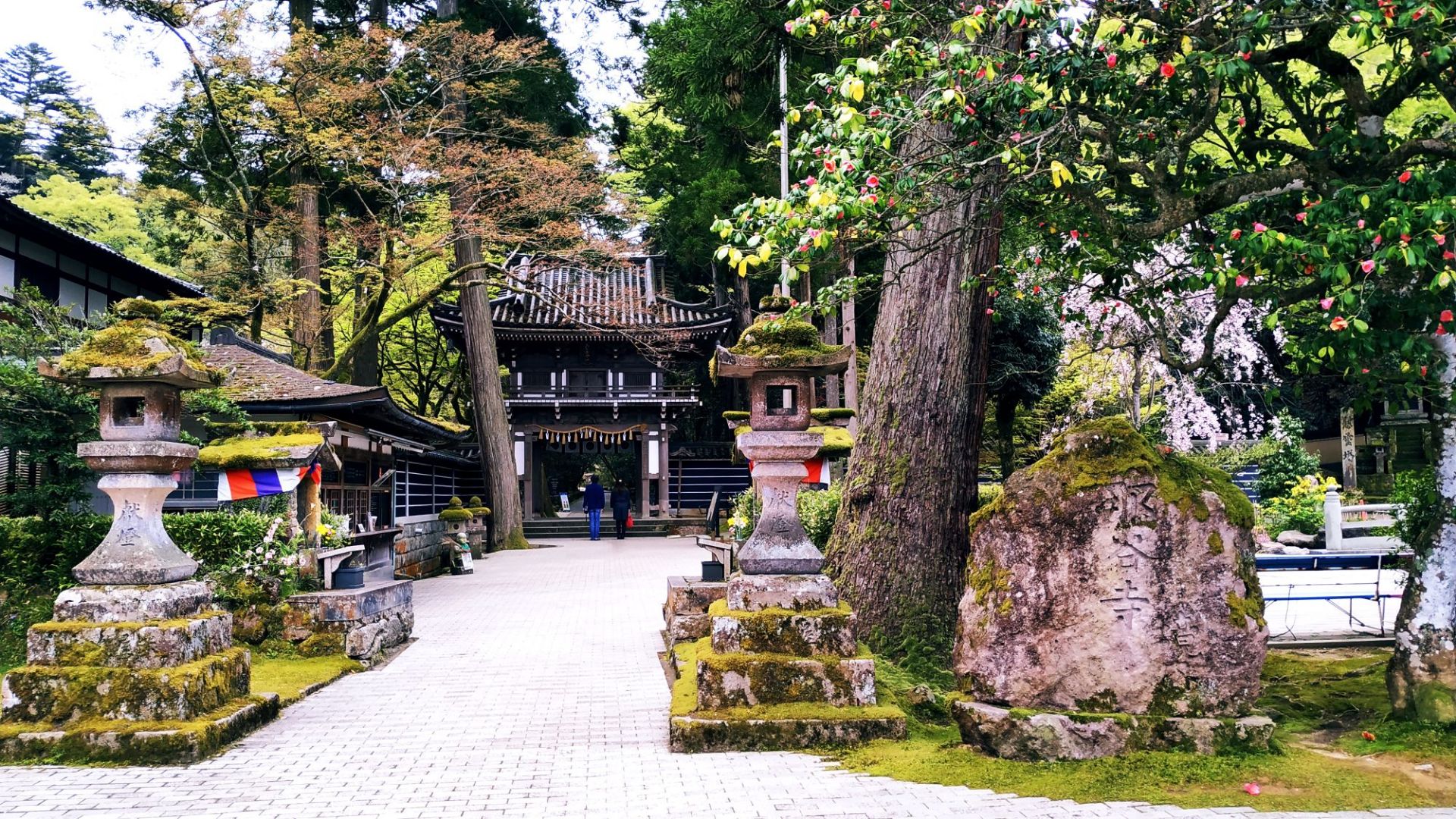 小松市的那谷寺由于交通不方便，这里的游客很少。 那谷寺以白山为信仰，奈良时期初期的717年创建，已有