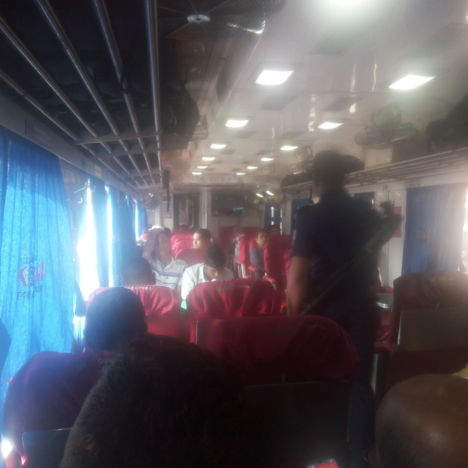 2019年11月20日，由孟加拉吉大港乘坐火车去达卡。乘车时间6个多小时，图为车厢内的照片。