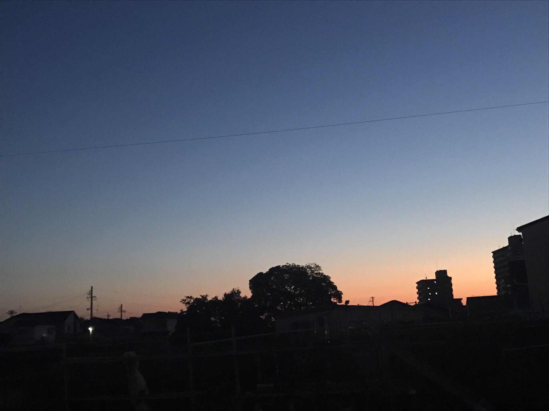 安静、静谧的晚上，日本冬天晚上天空特别深蓝，
