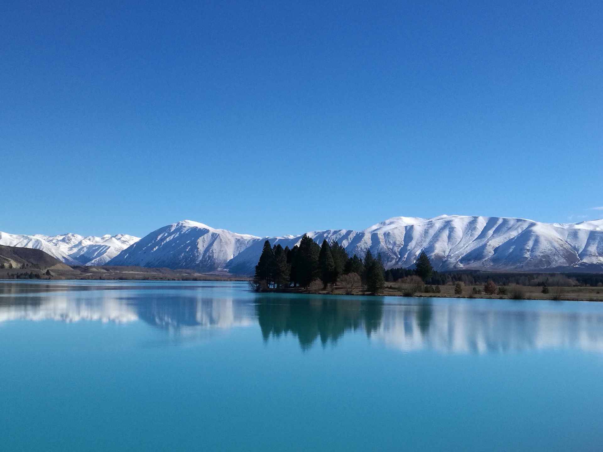 普卡基湖毗邻库克山 ，冰川所融化的雪水注入其中，造就了独特的奶蓝色，照片并不能完全反映其令人震撼的颜