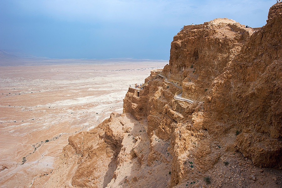 马萨达古堡，这座两千多年前建在荒漠间山头之上的城堡遗址，是犹太人的圣地之一。易守难攻的天然优势，令当