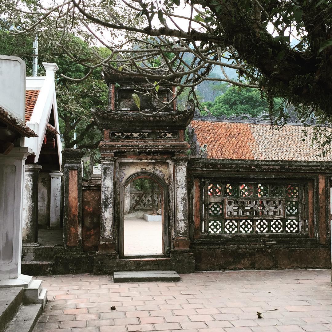 隐士于榕树洞后的古庙 今年暑假去越南看我的好友，好友知道我喜欢礼佛，特地给我介绍了宁平碧洞古庙。 千