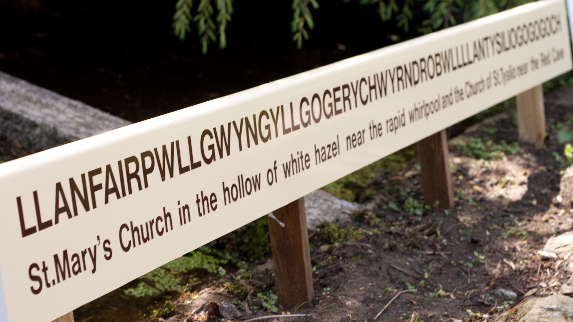 英国北威尔士名字最长的小镇，共有58个字母，竟然是一个噱头。还记得咱们最早聊过的全世界地名最短的地方