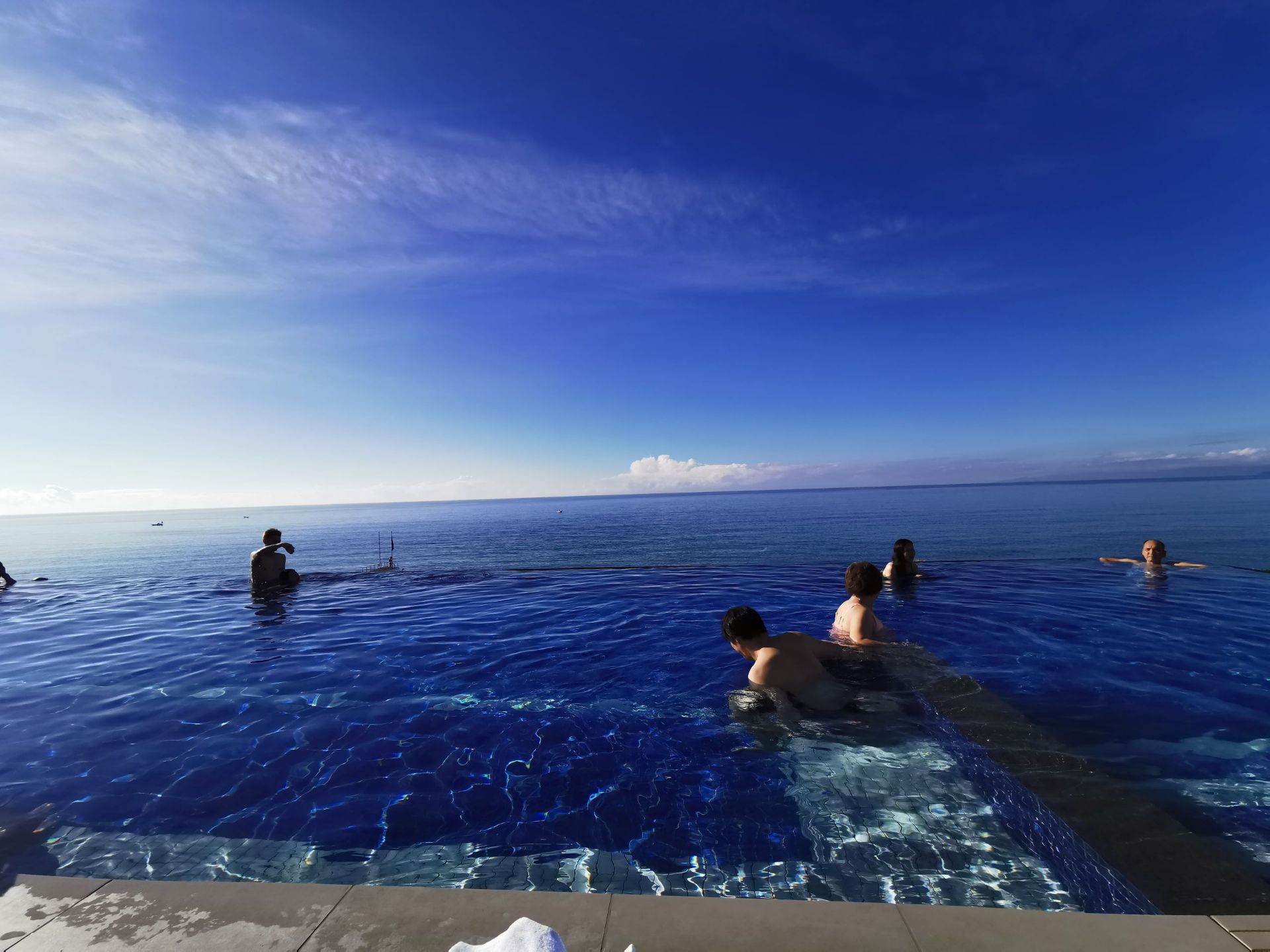 无边温泉泳池，远眺富士山，一望无垠的大海，怎叫人不舒爽！