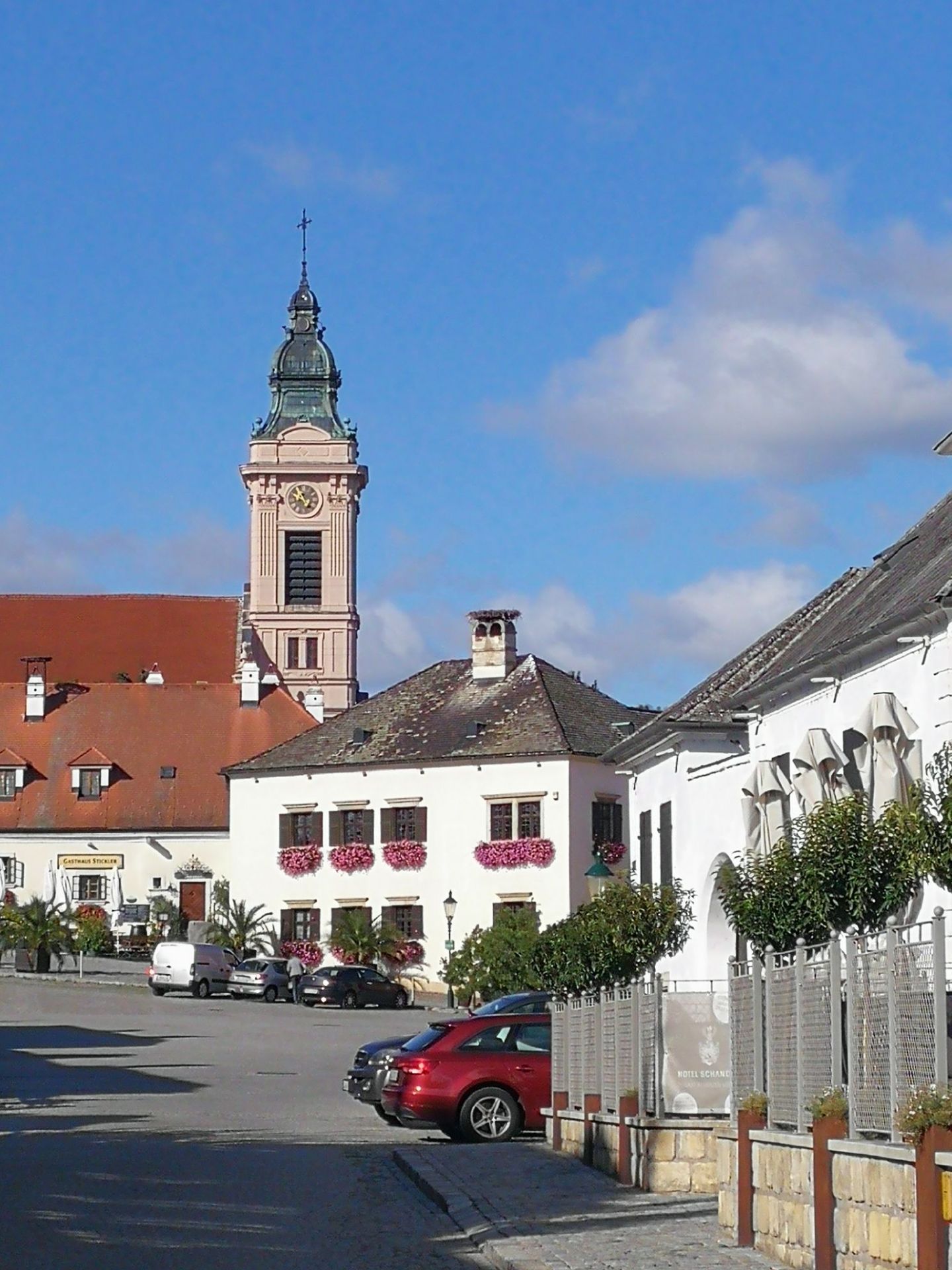 鲁斯特小镇 - 位于奥地利和匈牙利交界的新锡德尔湖湖畔，盛产葡萄酒，以美酒和仙鹤的故乡著称，距维也纳