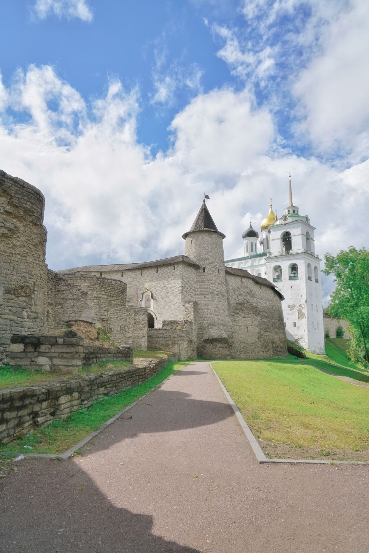 俄罗斯古老边境要塞 载入世界遗产 却游客稀少  普斯科夫在俄罗斯历史地位不输大诺夫哥罗德，它曾经属于