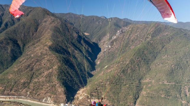极地探游玉龙雪山滑翔伞飞行营地