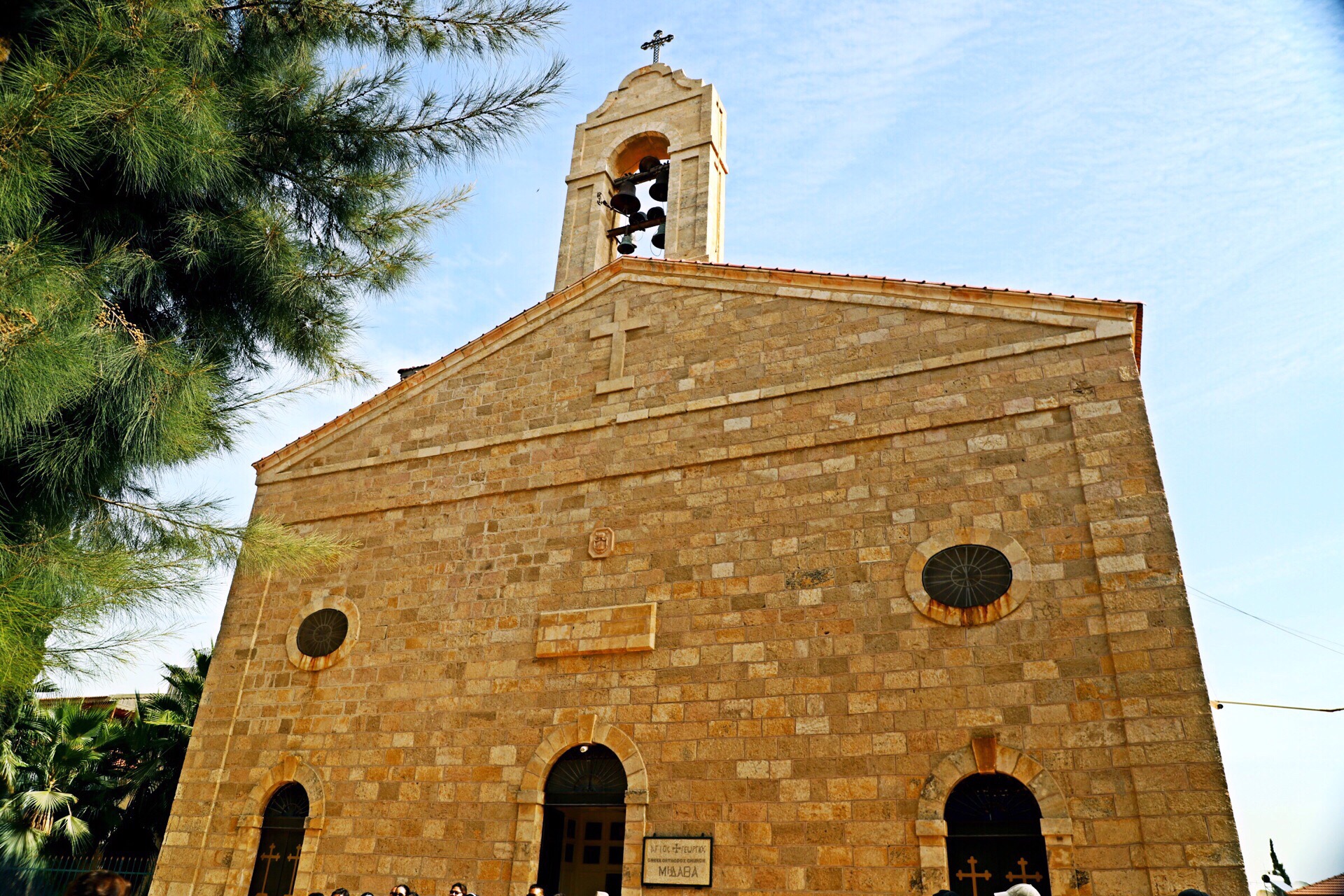 圣乔治教堂，位于约旦马代巴小镇上，始建于公元五世纪，1896年重建。教堂的地面上有一副现存世界上最古