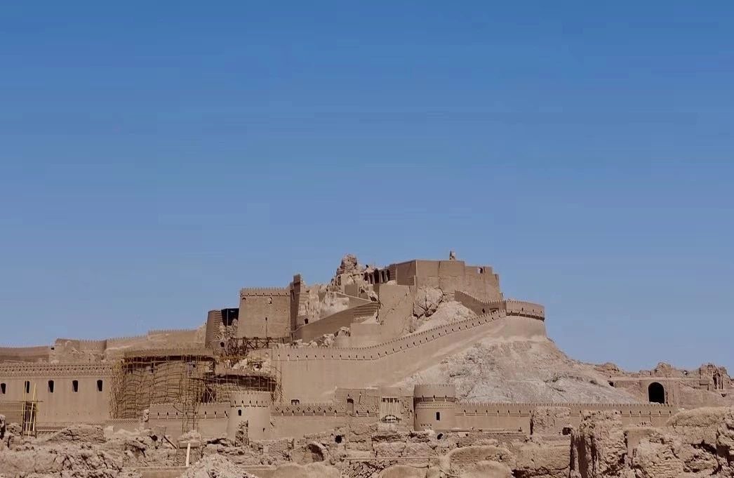 巴姆地处伊朗高原东南边缘的沙漠环境中—— 它的起源可以追溯到波斯阿赫美尼德王朝（公元前6世纪到公元前
