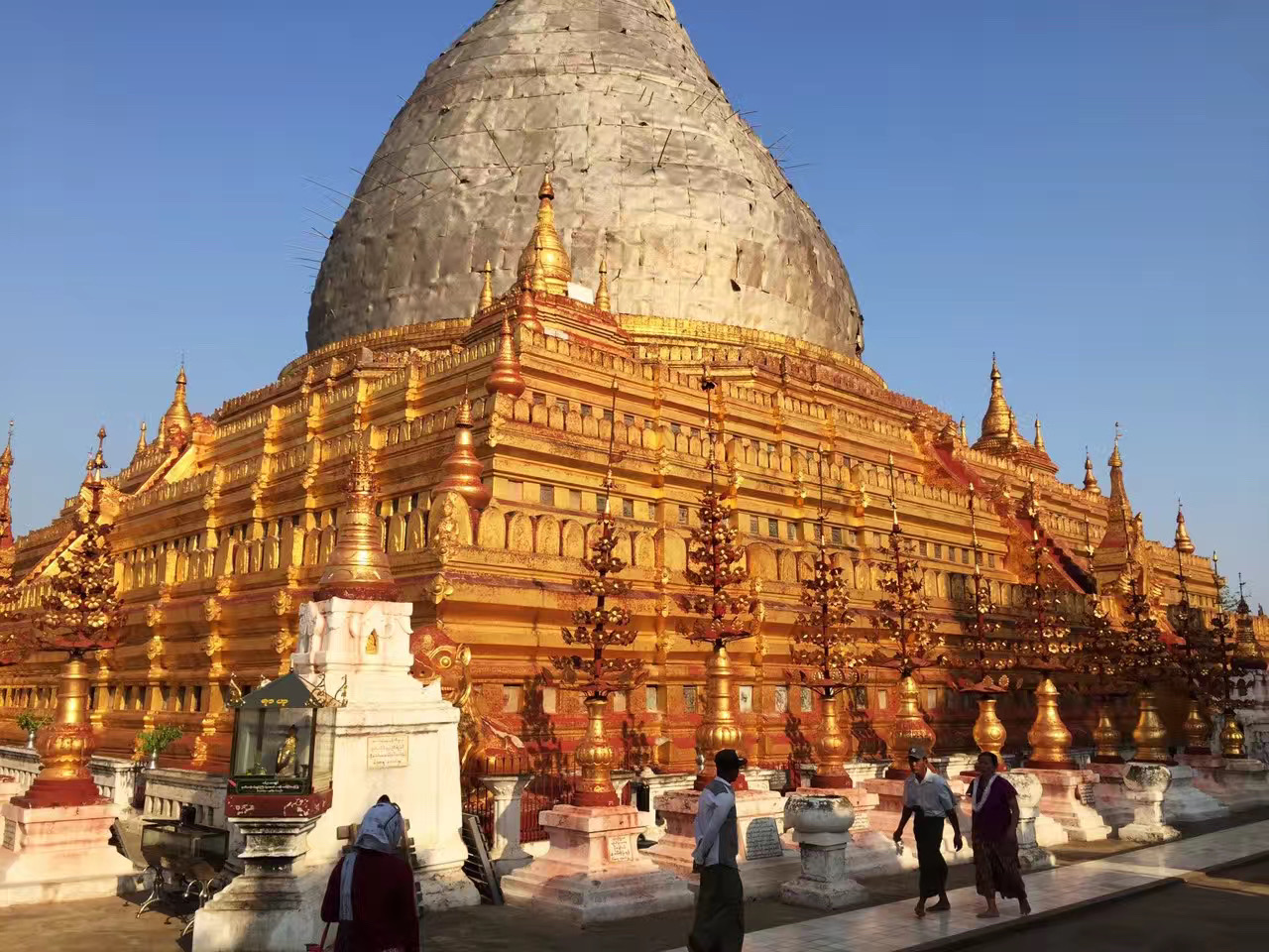 【缅甸之蒲甘瑞喜宫塔】瑞喜宫塔 (ShwezigonPagoda)又称瑞紫光塔、瑞西光塔，为缅甸久负