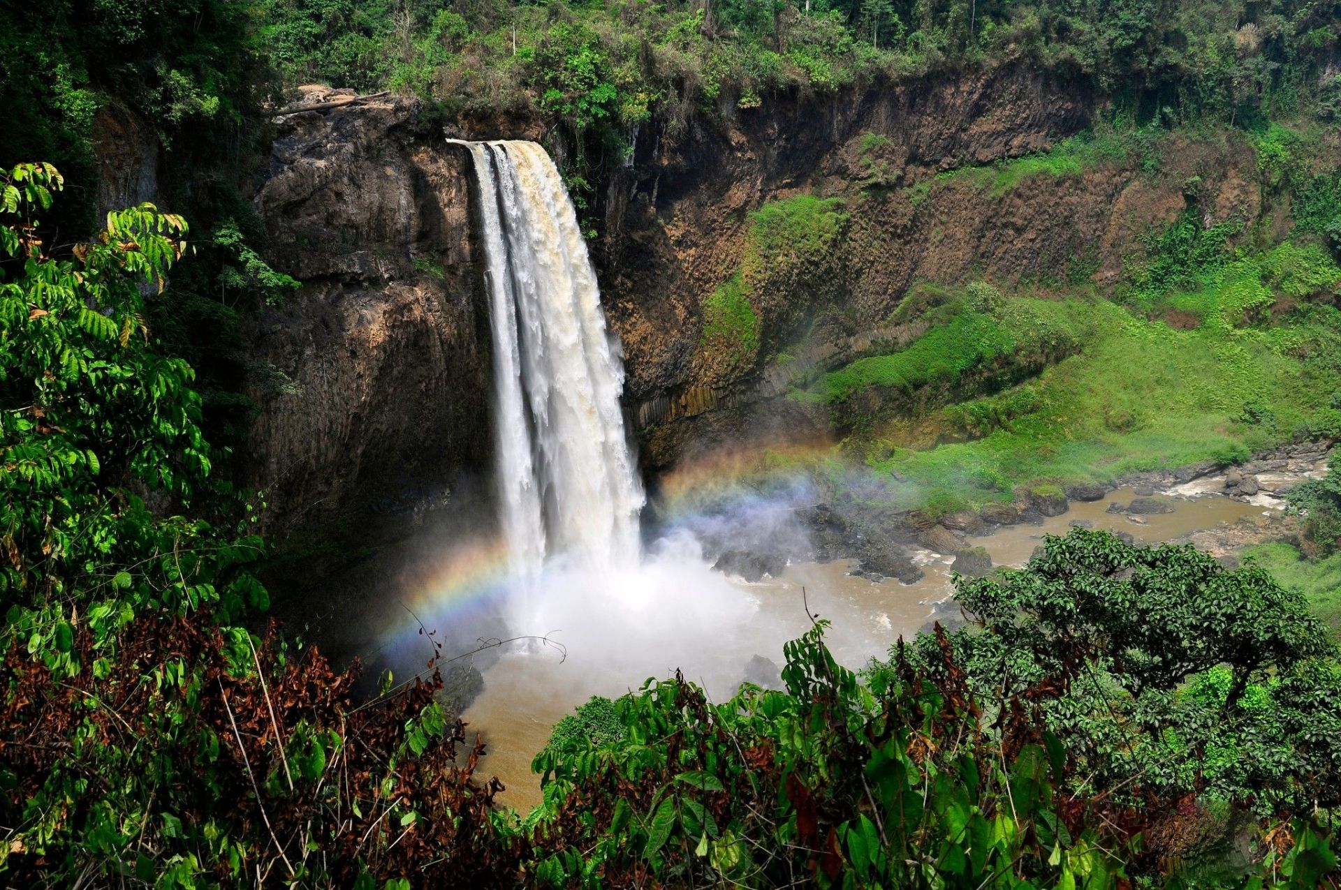 这是喀麦隆原始森林中一座最为著名的瀑布，这座瀑布的水量虽说不大，但是它落差很大，在瀑布落下的地方会有