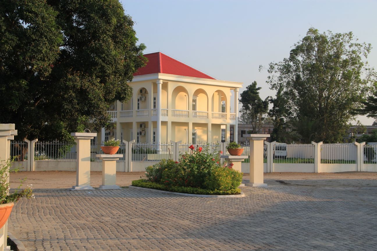 布拉柴维尔（Brazzaville）是刚果共和国的首都和全国政治、文化中心。 布拉柴维尔位于刚果河（