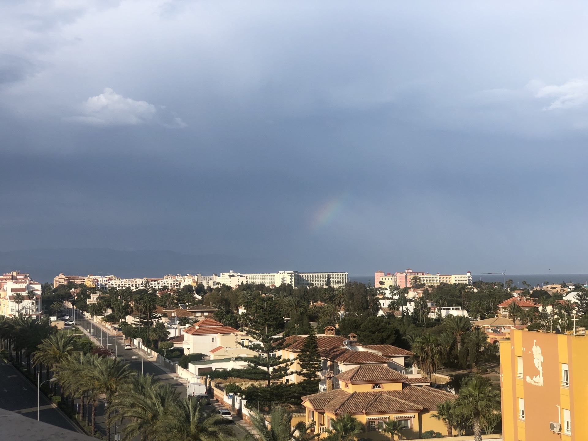 整个四月都在西班牙，每天的旅游计划就是起床客厅和阳台。今天竟然发现被晒黑了。 雨过天晴出彩虹。整个城