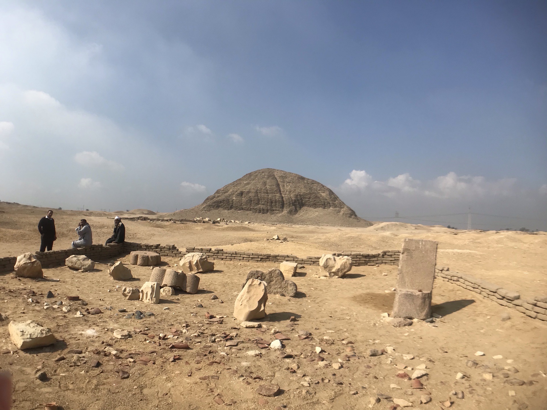 旅客很少能到的hawara pyramid，是当地的武装警察带着我们参观的。它是埃及最古老的金字塔，