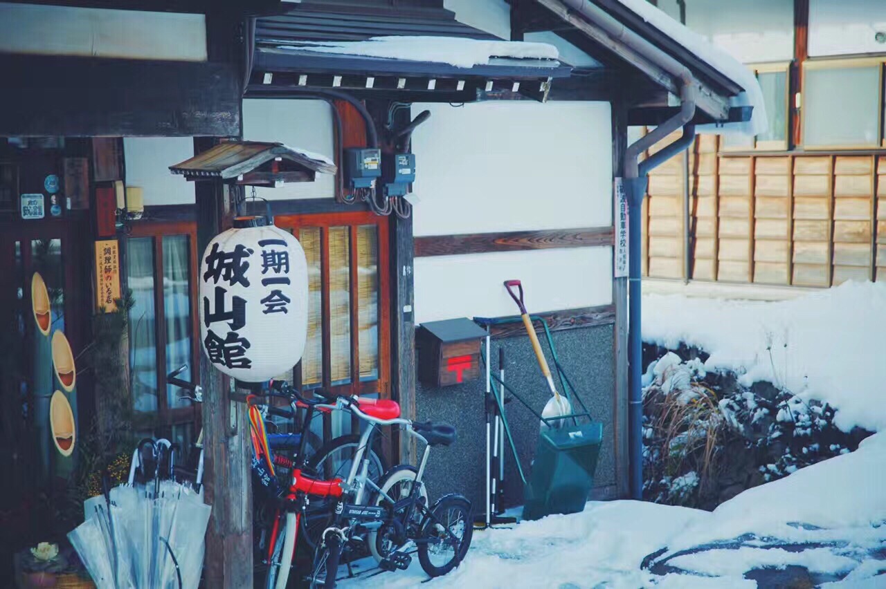 这个季节的明治村特别是下雪后的、真的蛮漂亮的。厚厚的雪和日本特有的建筑、很有氛围感。
