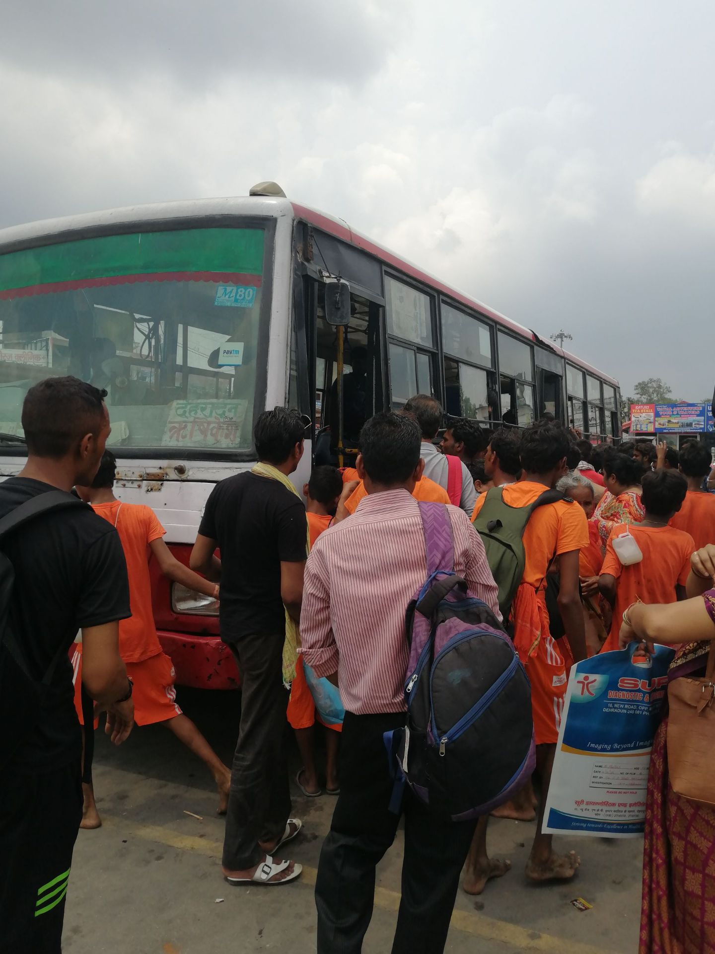 印度local的大巴车，你会挤得上去么？