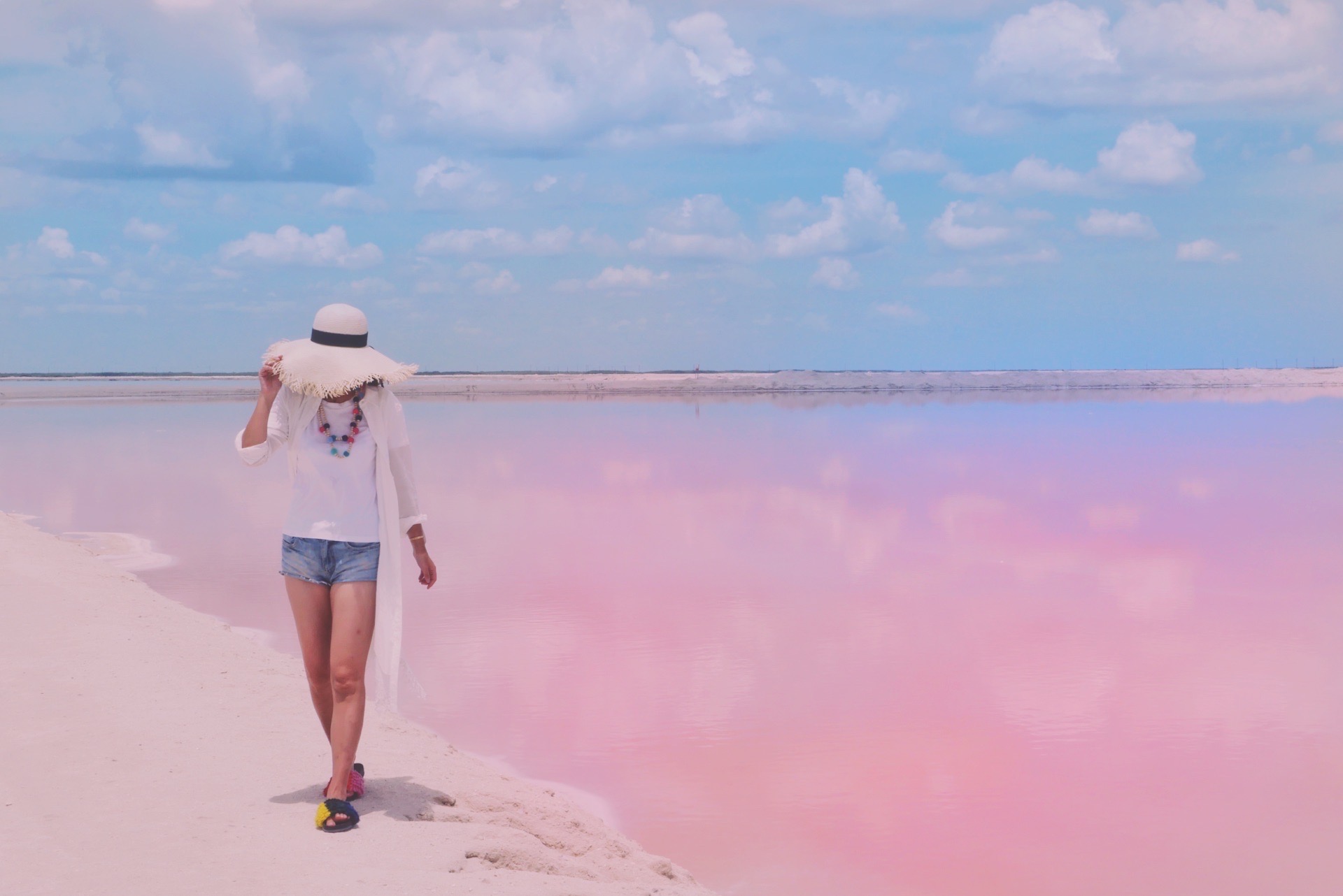 #墨西哥#如梦如幻的粉红之境  粉红湖 是因为粉粉的颜色大家给它的简称，其实它是在墨西哥尤卡坦半岛的