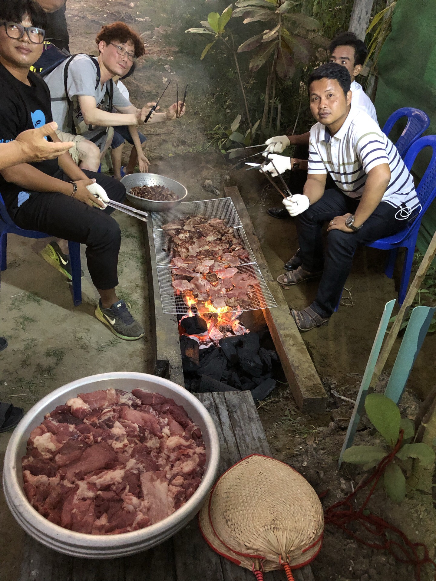 这里有肉的味道！红红的炭火，香喷喷的烤肉，诱人的香味直扑而来！