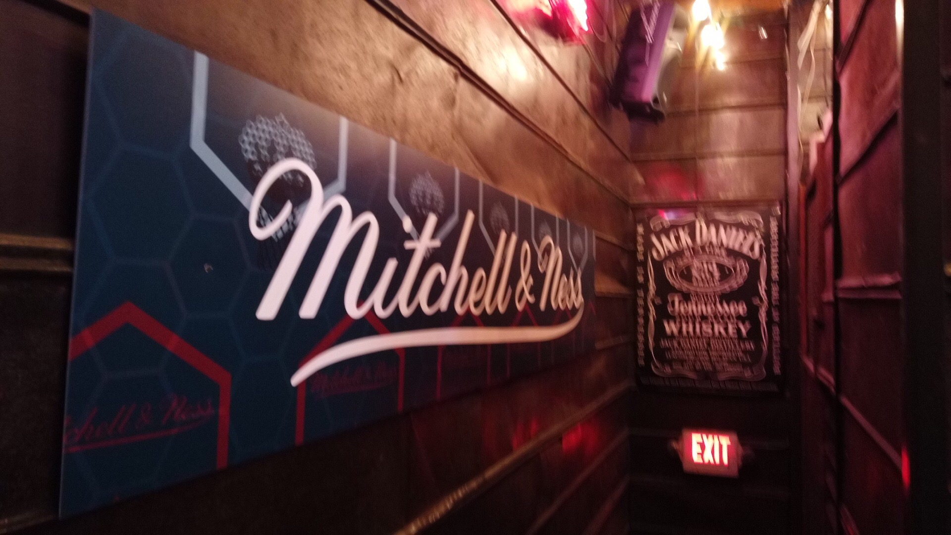 Mitchell & Ness的全明星活动，整间酒吧复古感十足，墙上随处挂着各式复古球衣，还找到美国