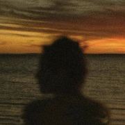 榕树下乘凉的人们