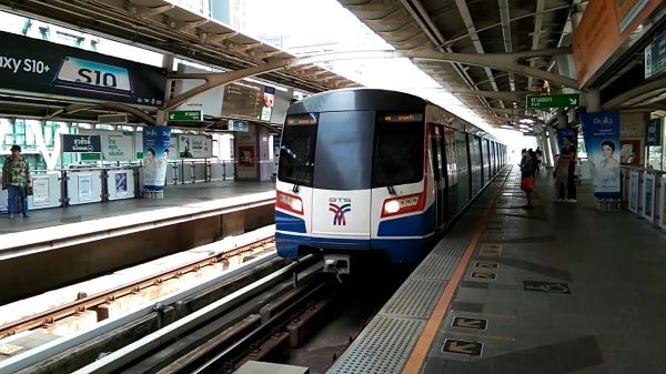 Saphan Taksin stations